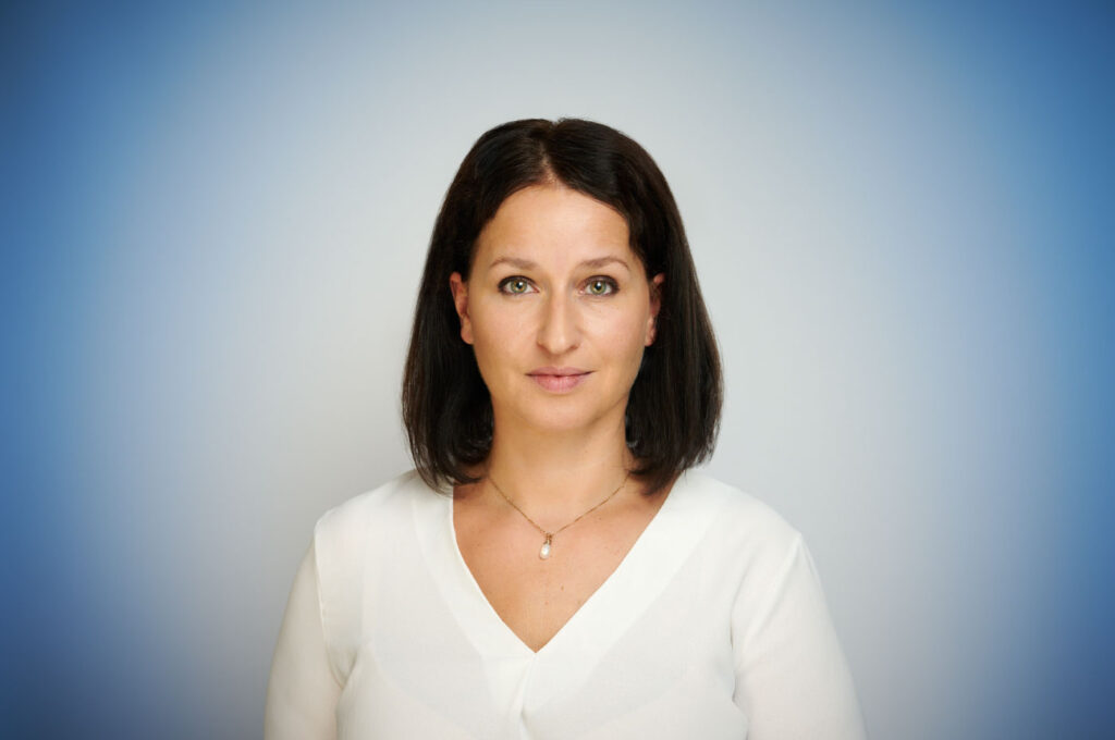 Christin Vorwerk. Frau mit schulterlangen, dunklem, Haar, in einer weißen Strickjacke.