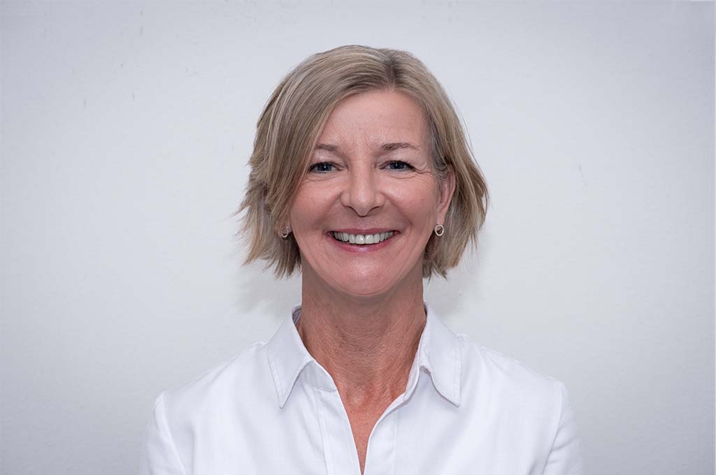 Katy Lichtenberg. Frau mit kinnlangem, blonden Haar, in einem weißem Hemd.